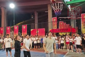 14岁214cm、中国小将赵博新！年轻就是好啊，上去就要隔扣！